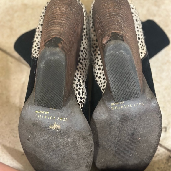 Very Volatile Wedge Animal Print Bootie! Size 7.5 - Picture 4 of 6